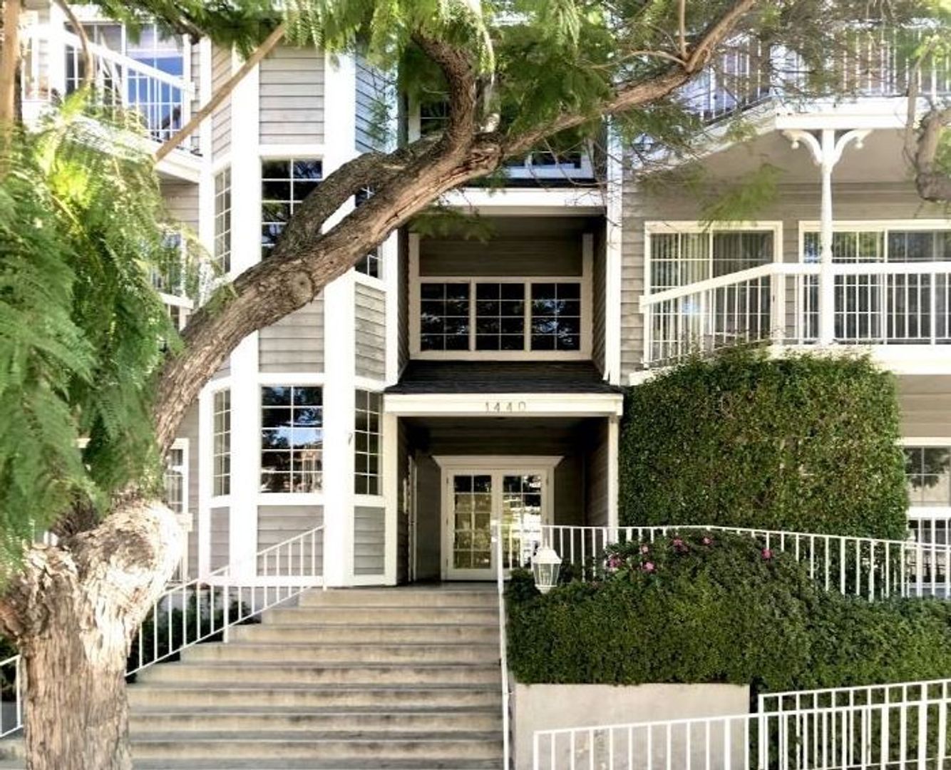 Los Angeles Apartment: 1440 Rexford Dr