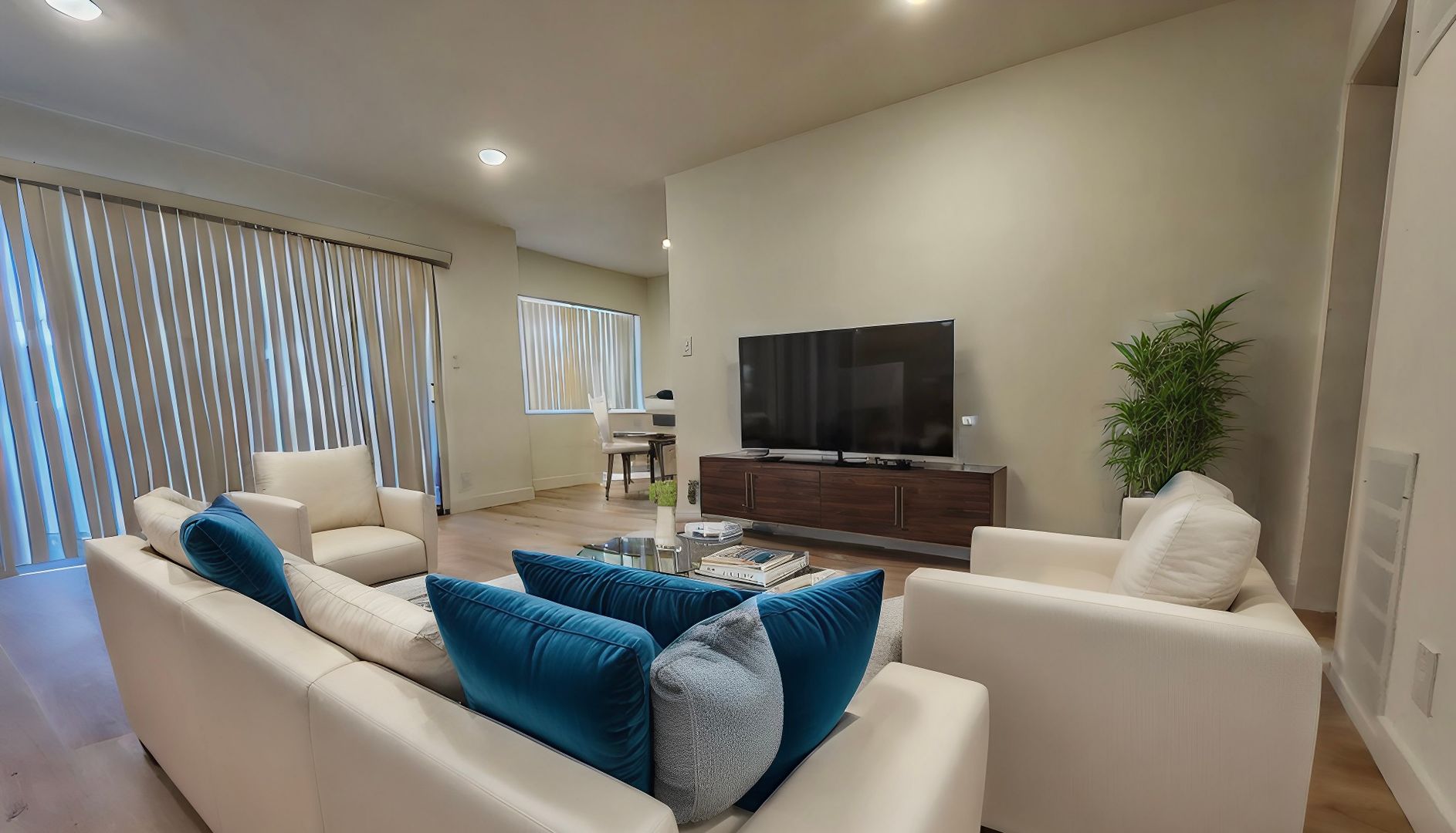 Los Angeles Apartment: 11938 Goshen Ave
