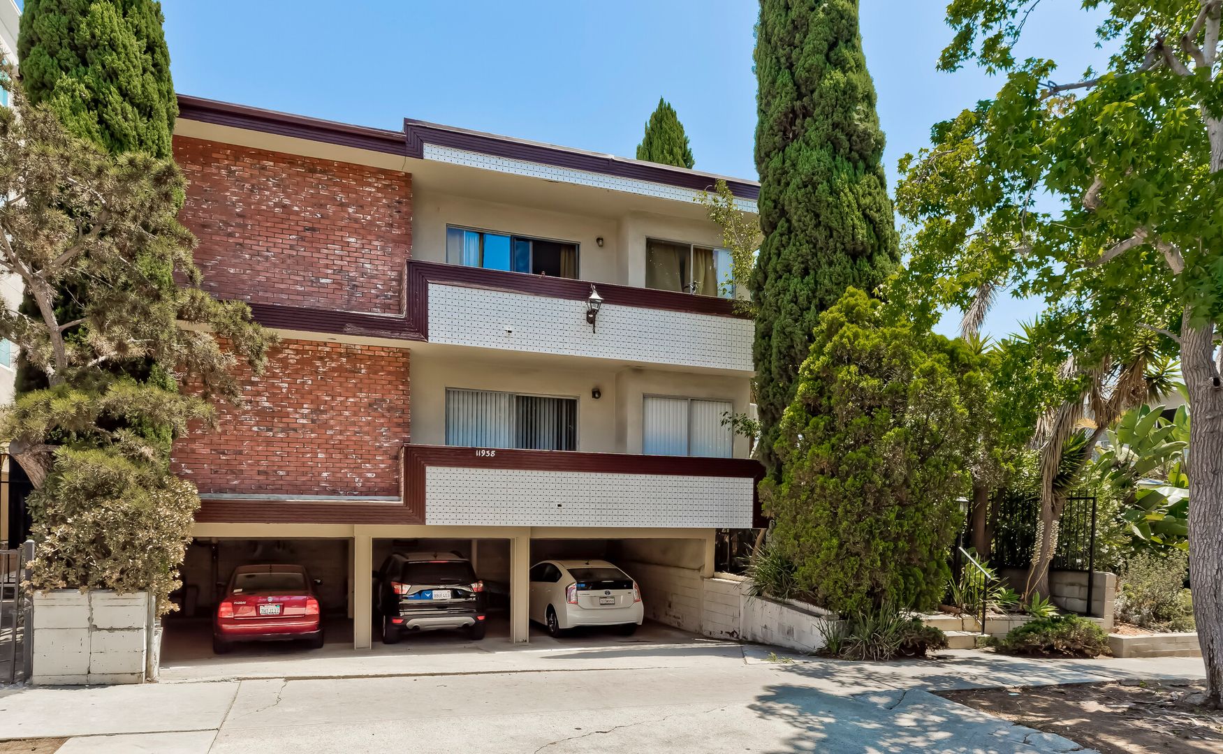 Los Angeles Apartment: 11938 Goshen Ave