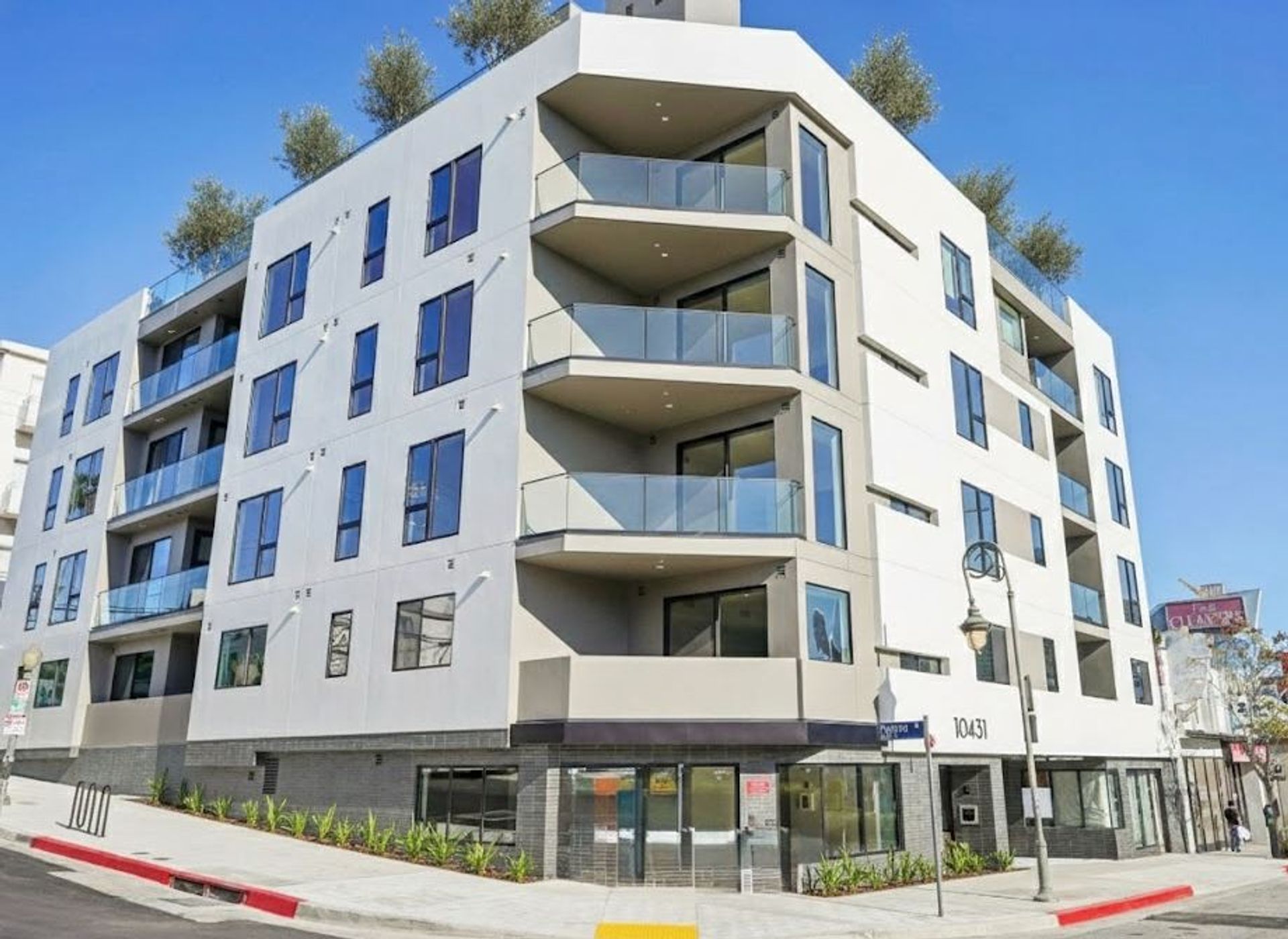 Los Angeles Apartment: 10431 Santa Monica Blvd