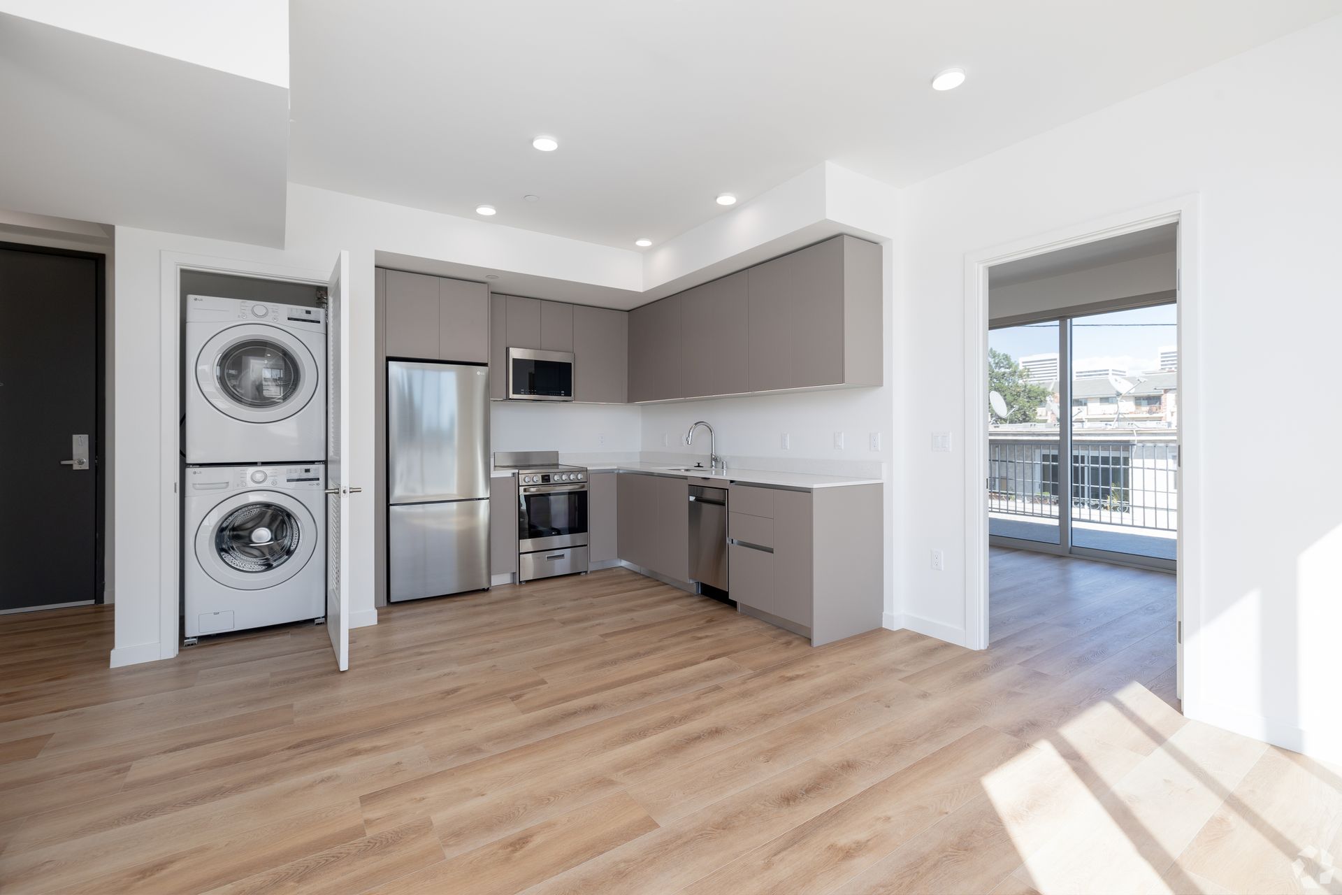 Los Angeles Apartment: 1814 Federal Ave