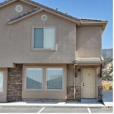 Pet Friendly Townhome with Mountain View – photo 1