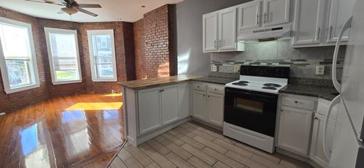 3br utilities included parking, exposed brick – photo 1