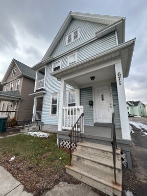 2 Bed/1 Bath South Wedge Apartment with Parking Avail Sept 2026 – photo 1