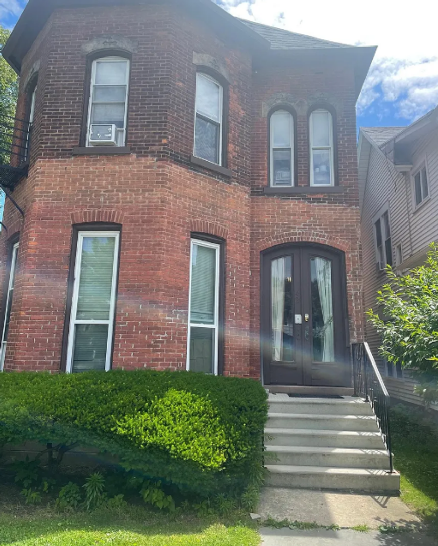 Rochester Apartment: 42 Rowley St