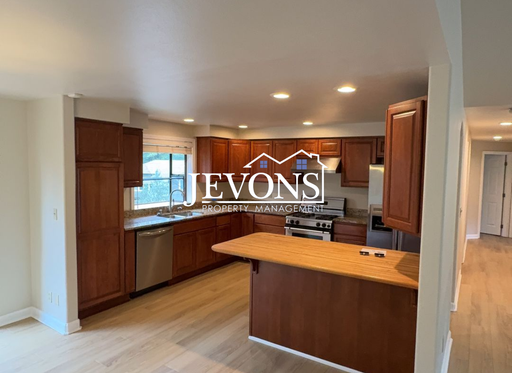 Discover Your New Home in Renton - Lawn care is provided and paid for by the owner. – photo 1
