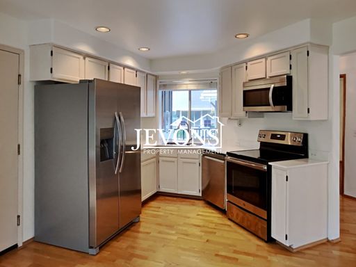 Fabulous 2 Bedrooms, 2 Bathroom, Top-Floor Condo in Klahanie