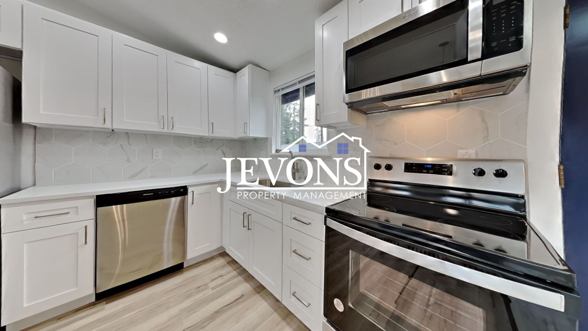 6114 N 49th St 2 of 32