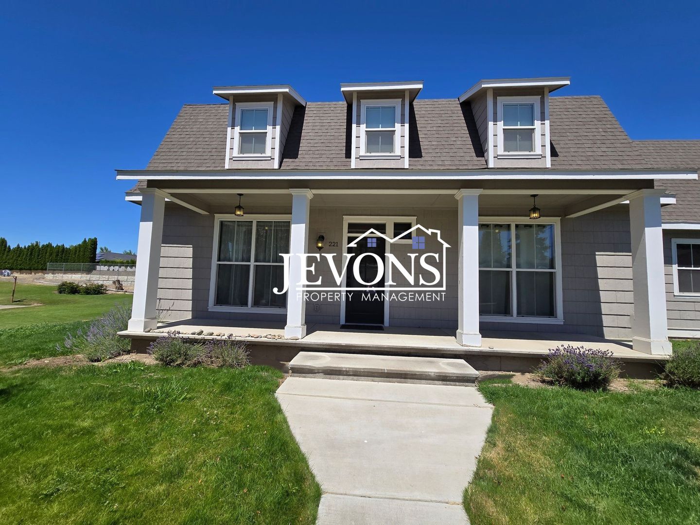 Spacious 4-bedroom home with fully equipped kitchen and 2-car garage near Stewart Park – Easy access to US-12!