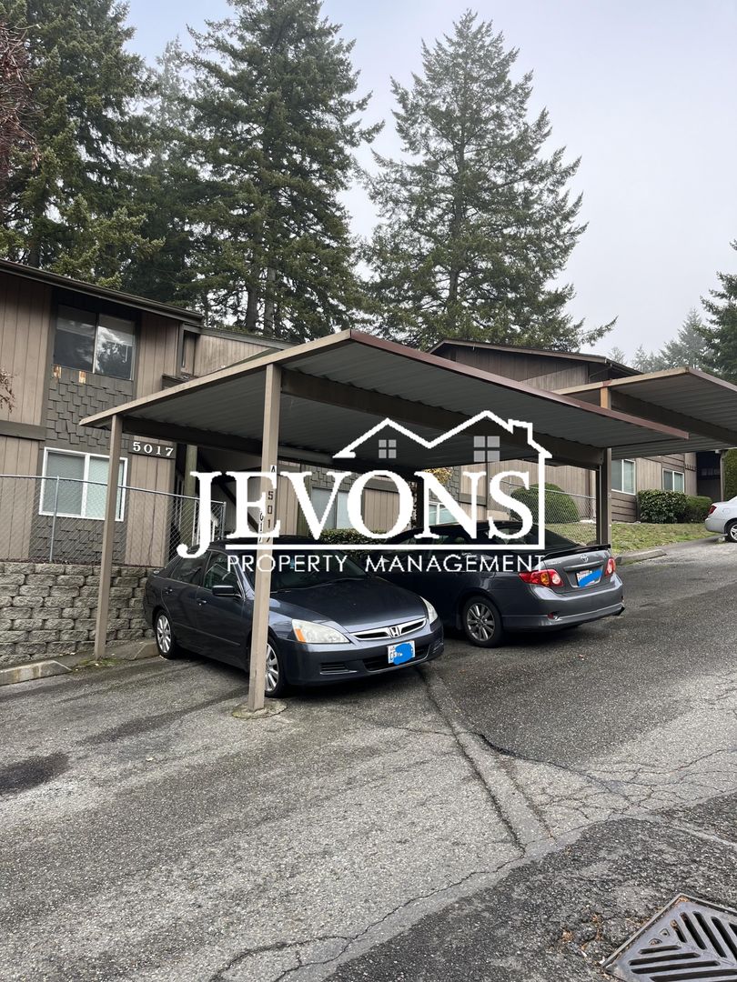 Parking at 5017 S Orchard St