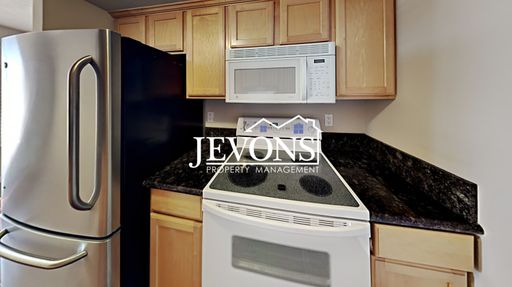 Charming top-floor condo with fully equipped kitchen - Water, sewer, and garbage included! – photo 1