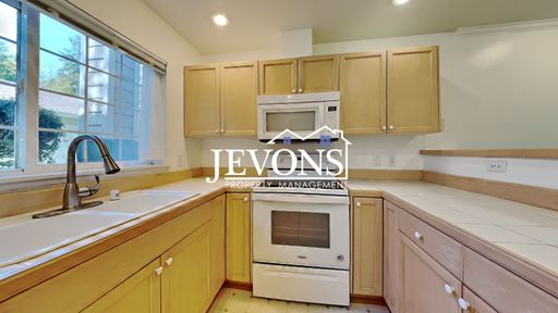 Condo with Swimming Pool and Private Enclosed 1-Car Garage in Klahanie Neighborhood