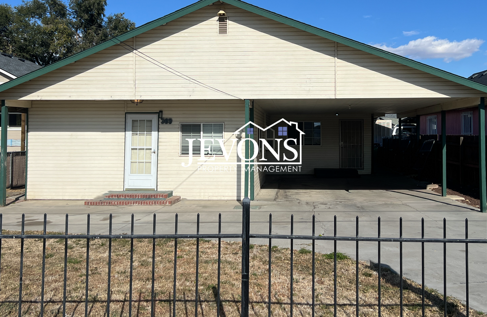 Charming 3-bedroom home with carport parking - Minutes from essential amenities