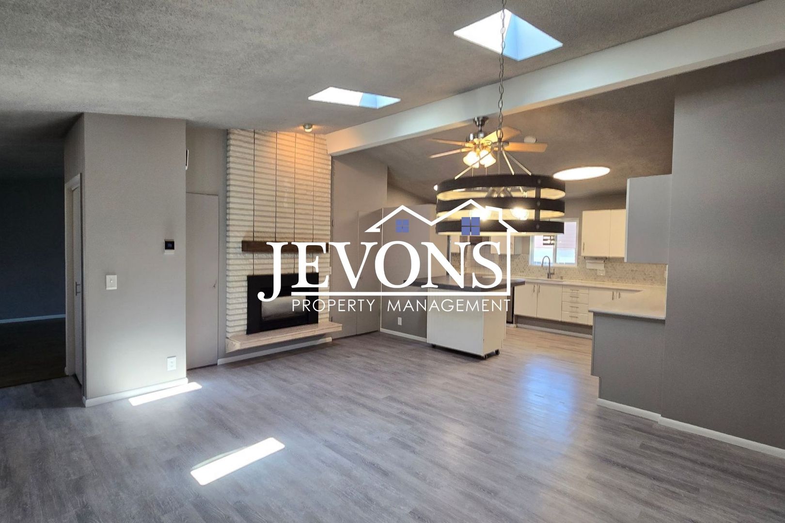 Yakima House: 200 S 69th Ave