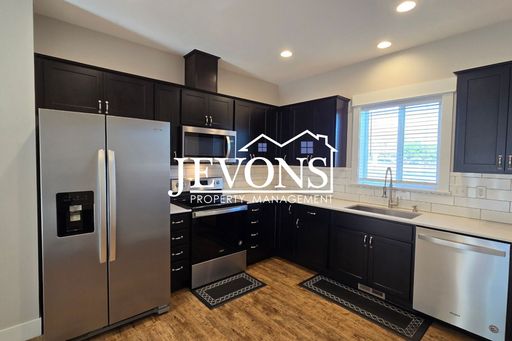 Available soon! Spacious 3-Bed Townhouse in Yakima – In-Unit Washer/Dryer, 1-Car Garage & 2 Outdoor Spots – photo 1