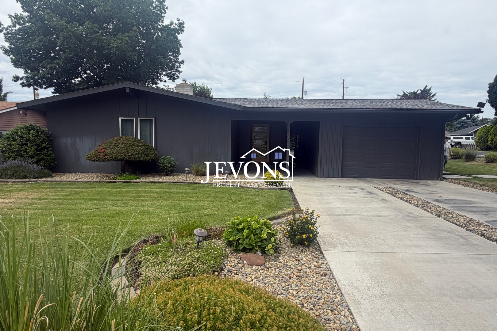 Yakima House: 200 S 69th Ave