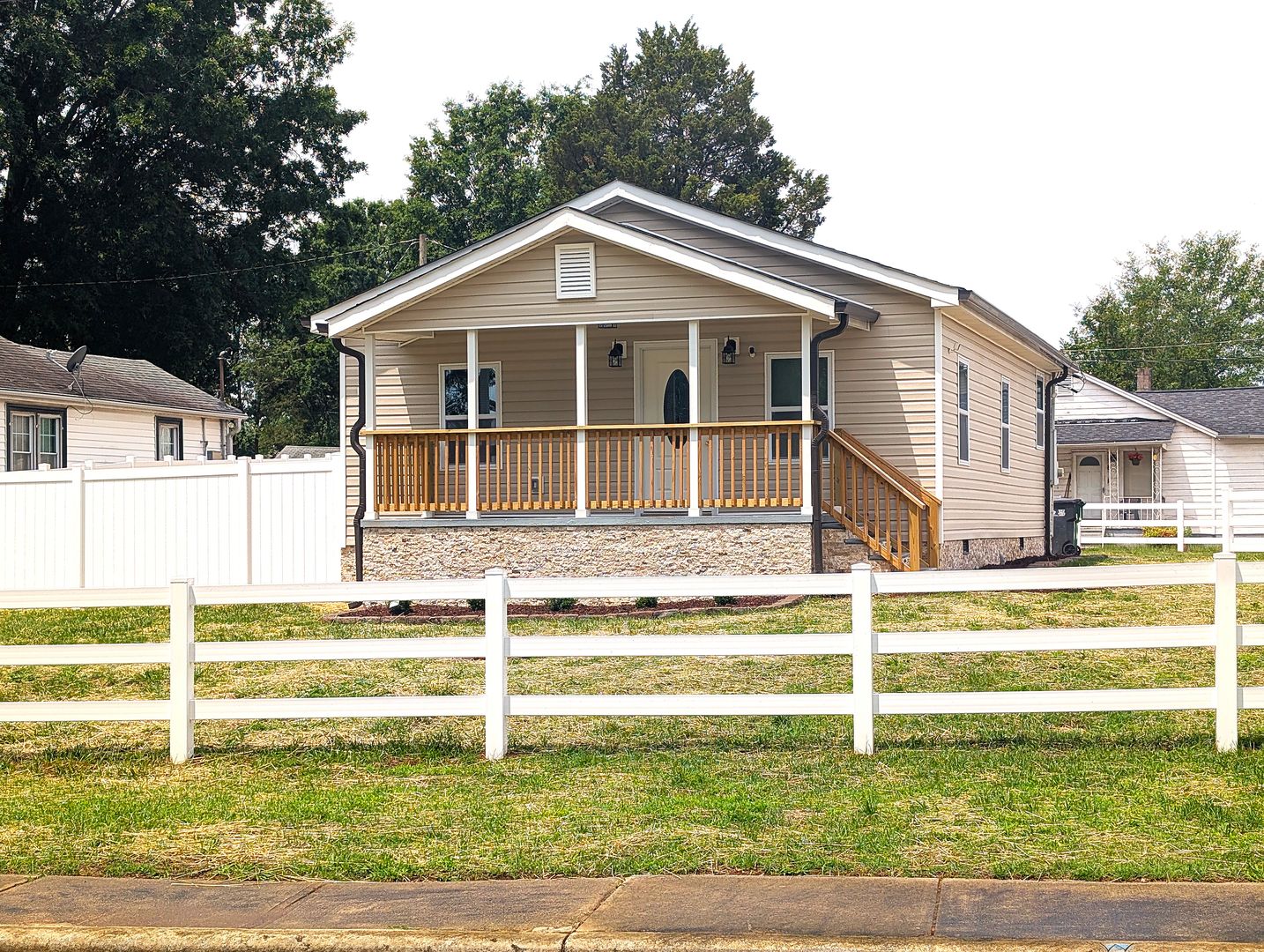 Pineville House: 9616 China Grove Church Rd