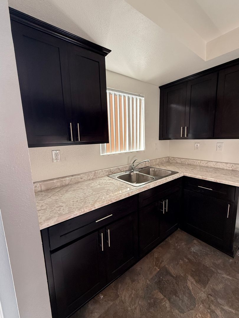 Santa Ana Apartment: 919 and 1001 South Lyon Street