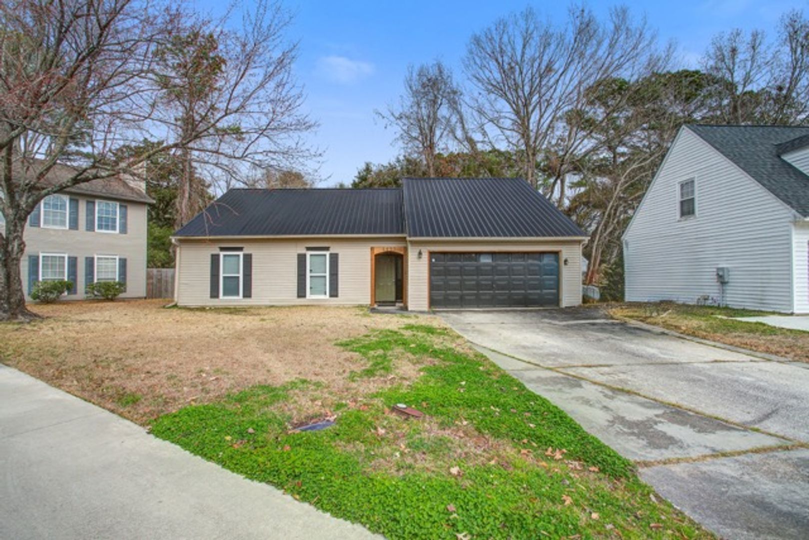 Charleston Apartment: 2451 Castlereagh Rd.