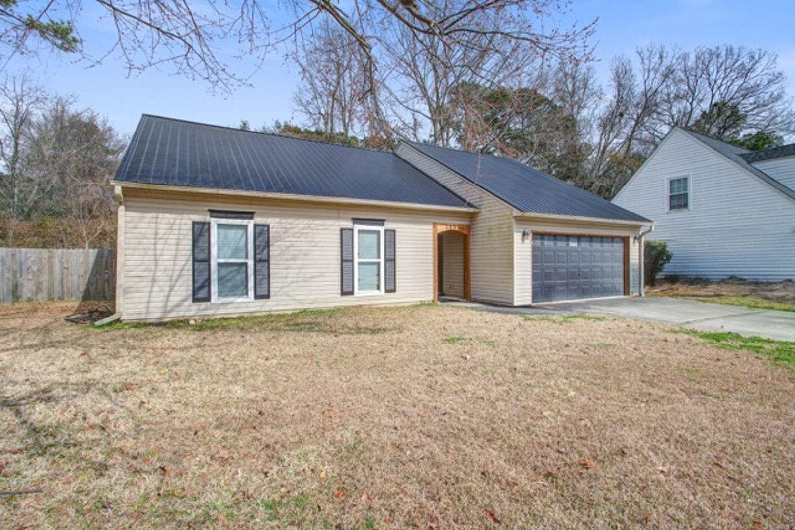 Charleston Apartment: 2451 Castlereagh Rd.