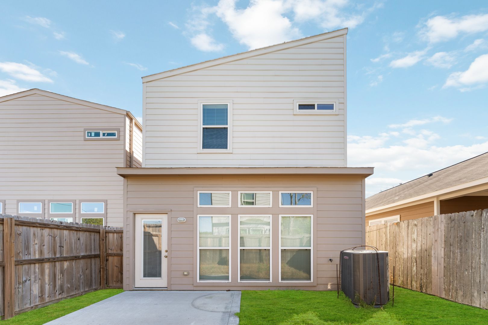 Houston House: 7902 Parnell St.