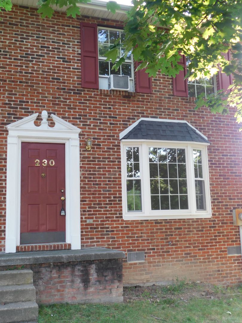 Winchester House: 230 Waterford Ln.