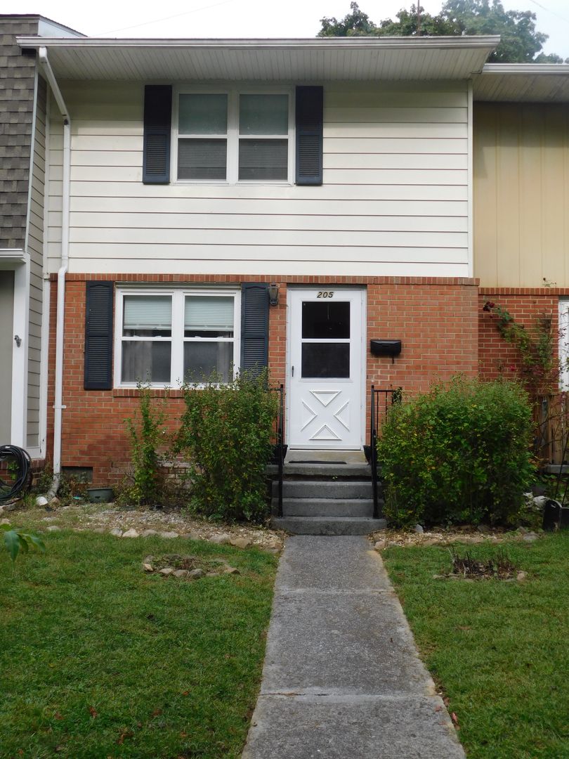 Berryville House: 205 Moore Drive