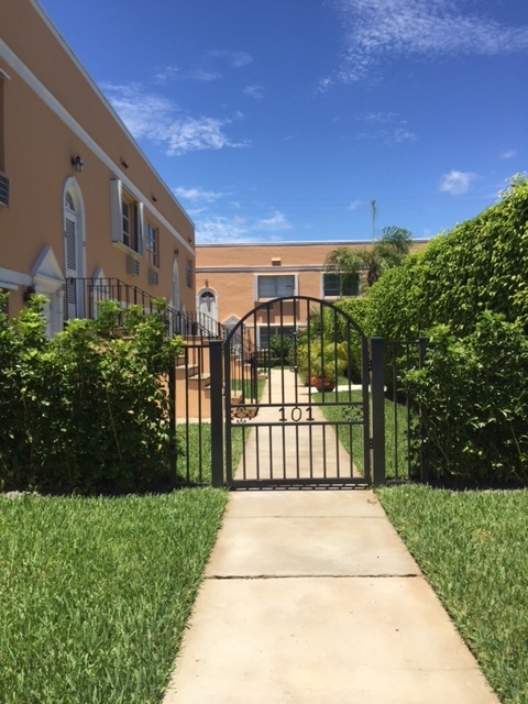 Lake Worth Condo: 101 S Golfview Road