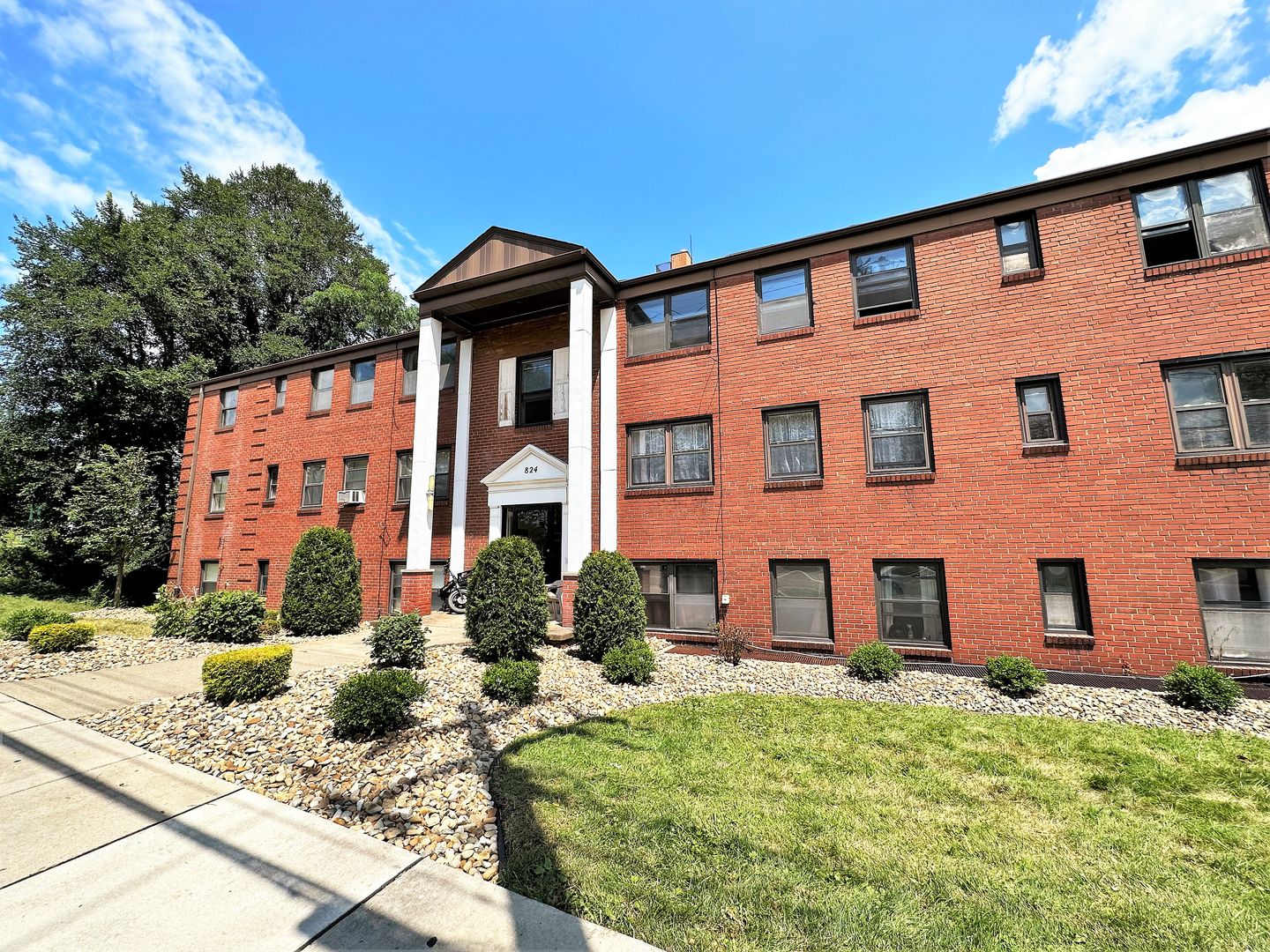 Pittsburgh Apartment: 824 Perry Highway