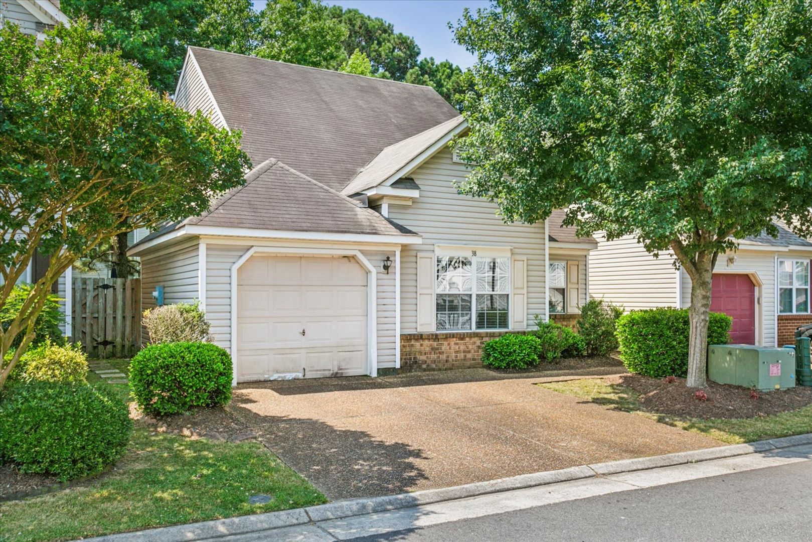 Hampton House: 38 Angelia Way