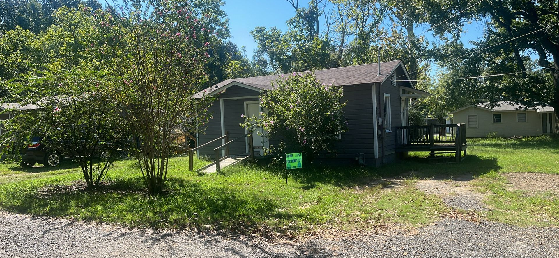 Jacksonville House: 1103 S Rd
