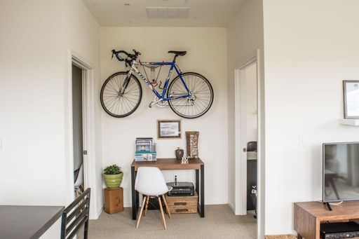 1 bedroom with large corner balcony – photo 1