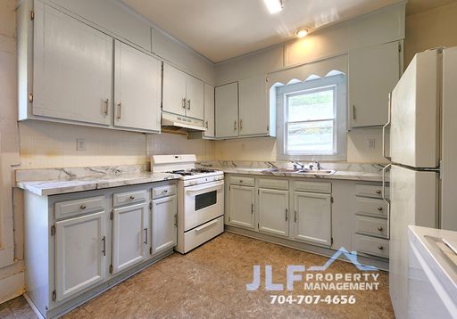 Cute 3 Bed/1 Bath Home in Downtown Concord! – photo 1