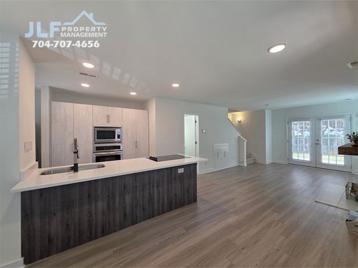 Charming 2 Bed/2.5 Bath Townhome in the Desirable Commonwealth Park/ Midwood Area! – photo 1