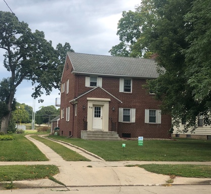 One Bedroom Main Level Apartment in Duplex Close to Downtown Rochester MN – photo 1