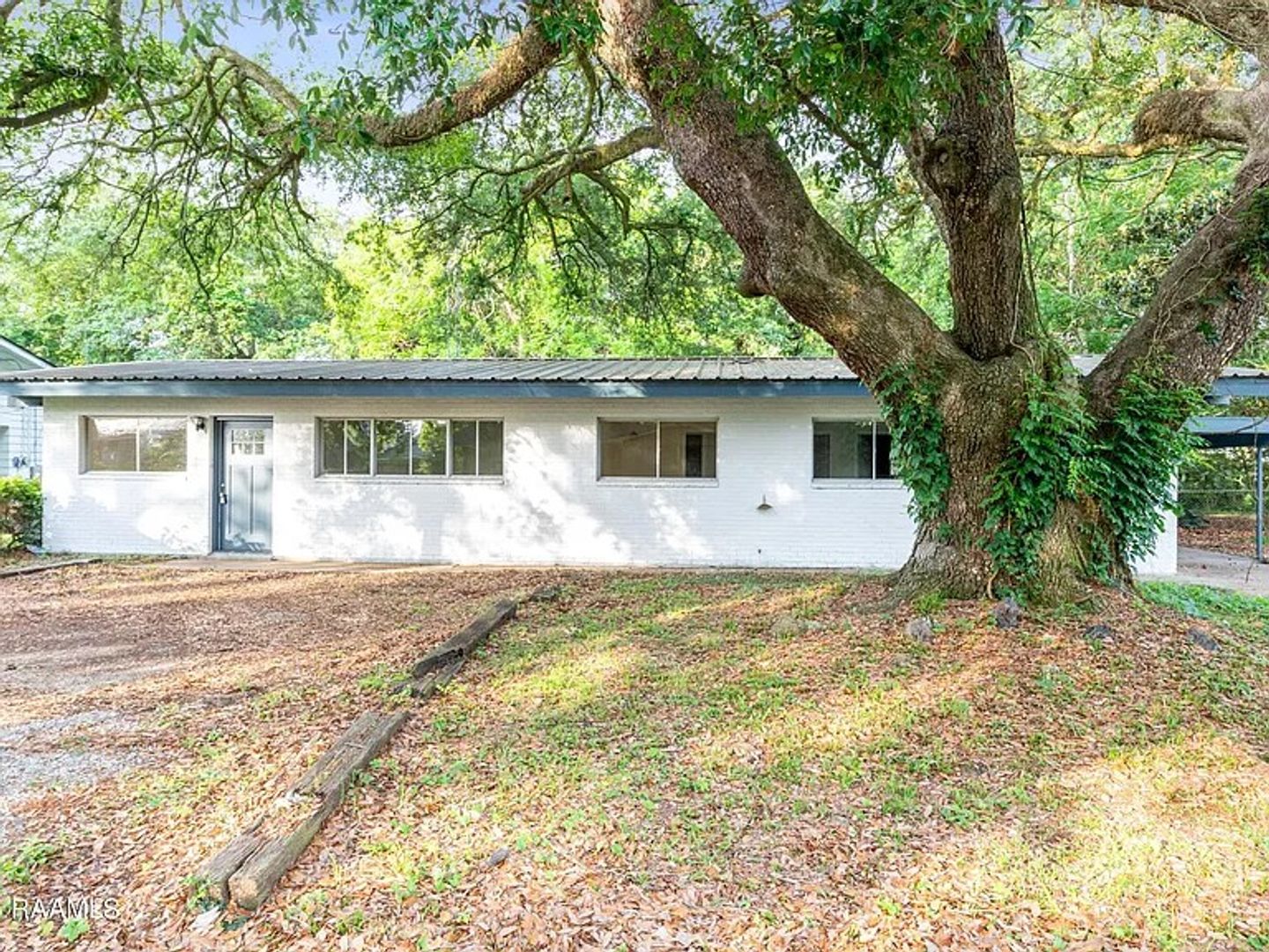 Lafayette House: 118 Wedgewood Dr