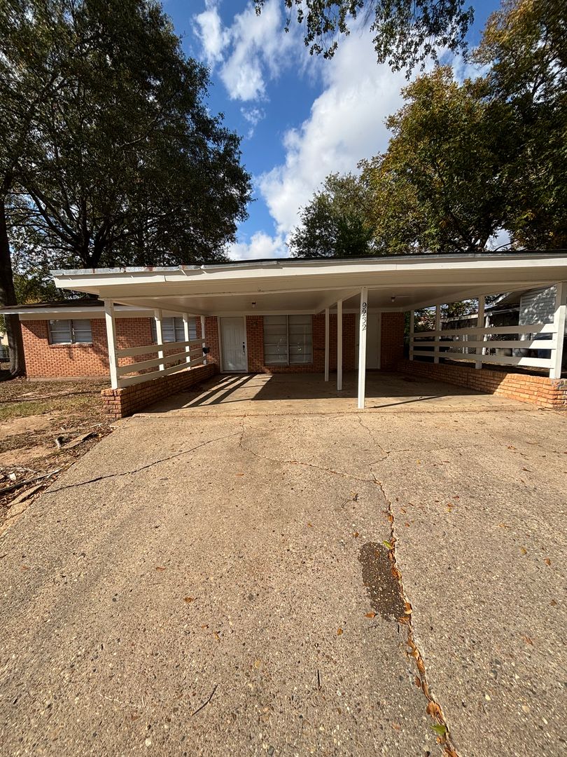 Shreveport House: 9232 Savanna