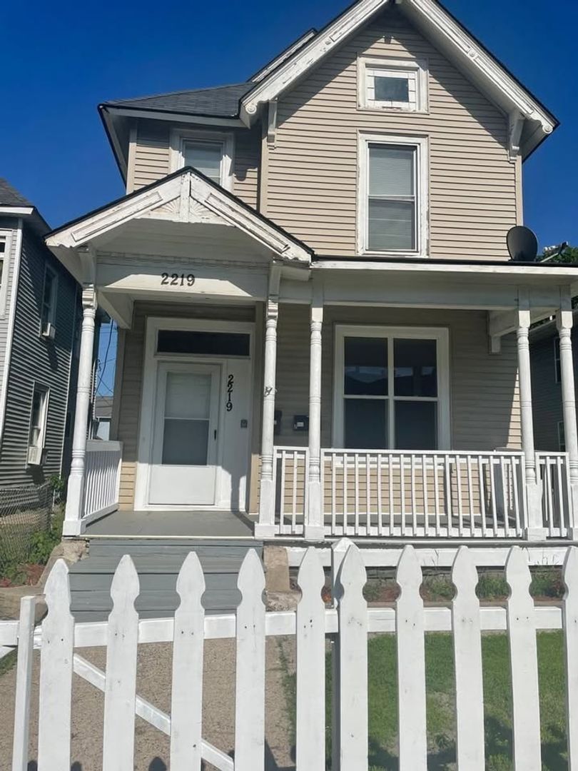 Minneapolis Apartment: 2219 5th Ave S