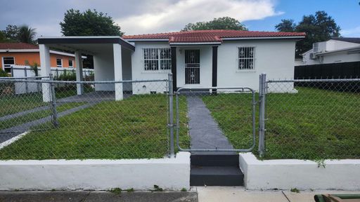 Charming 2-Bed Single-Family Home featuring Hardwood Floors & Huge Yard – photo 1