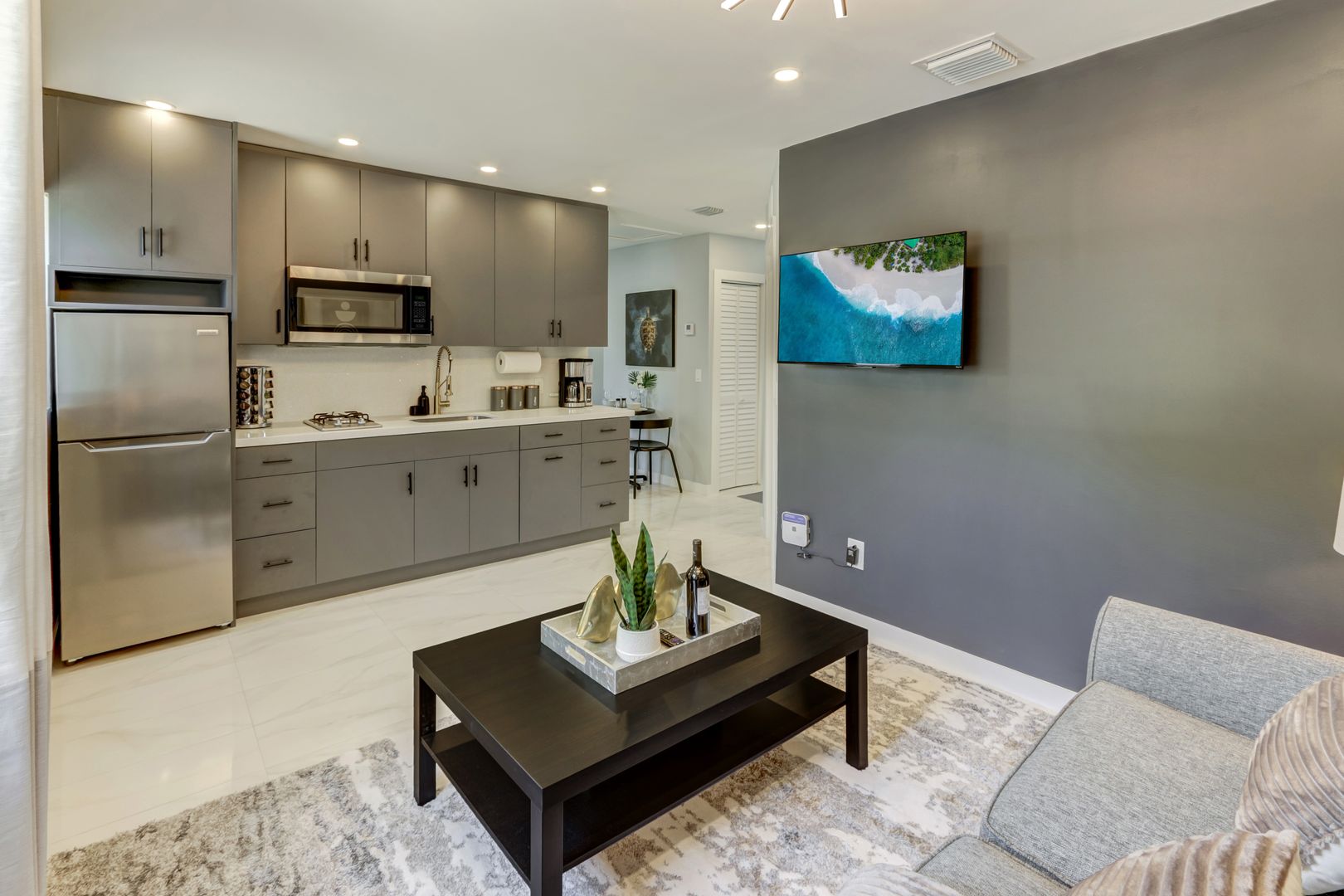 Hollywood Apartment: 2302 Taylor St (Catalina's Properties)