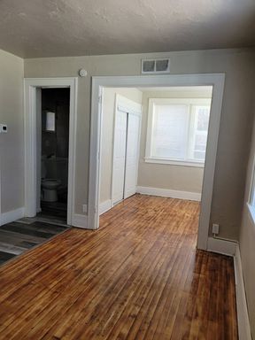 Updated Garden Level 1 bedroom Apartment near Grandview Park!