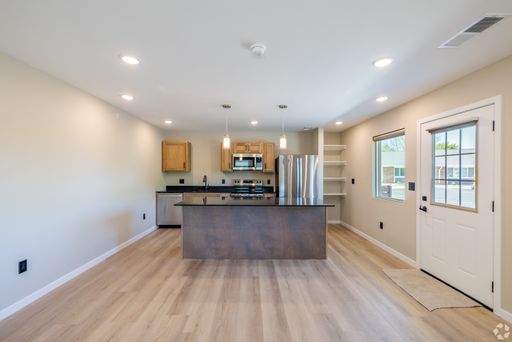 1-Bedroom, 1-Bathroom Townhome in Indian Hills Neighborhood – photo 1
