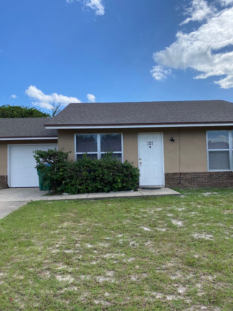 Deltona House: 121 Cascade Apt B