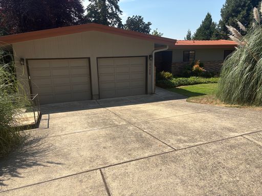 Beautiful 4 Bedroom Home Located in Tigard With A Stunning Deck – photo 1