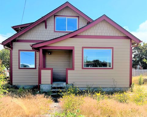 Available Now! 3 Bedroom/ 2 Bath Close to Shopping and the Beach! W/D Hookups!