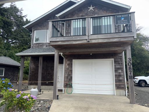 2 bed/ 2 bath with ocean view, AC and walking distance to the beach