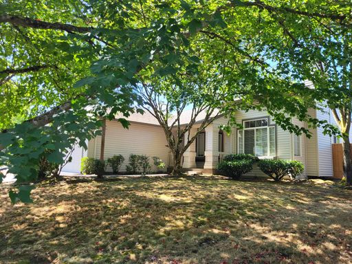 Beautiful 3 Bed/ 2 Bath One Level Home located on a quiet tree-lined street. – photo 1