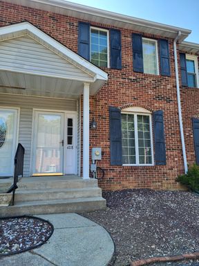 Spacious 2BR/2.5 Bath Townhouse in Weatherhill Farms! – photo 1