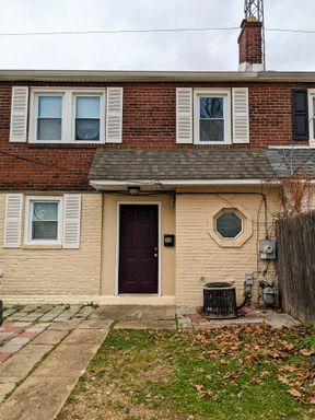 3BR/1BA Townhouse in Edgemoor Gardens – photo 1