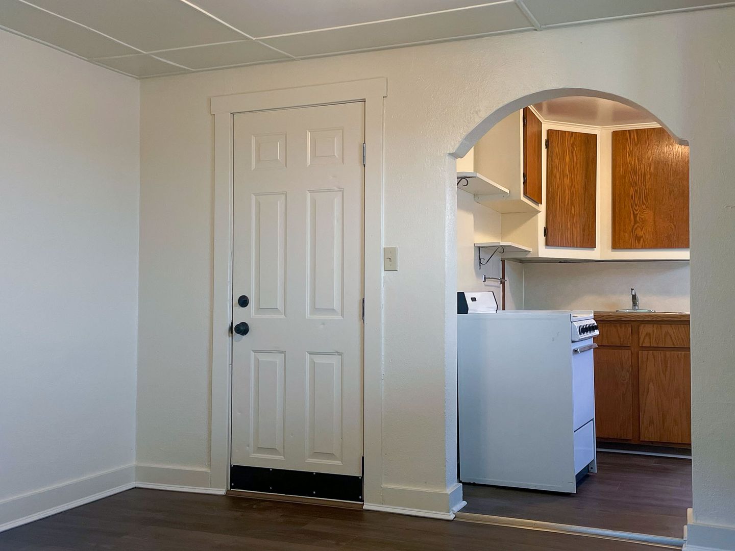 La Grande Apartment: 1306 N Ave